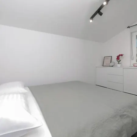 Sun Apartment *